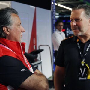Michael Andretti (USA) Besitzer Andretti Autosport im Gespräch mit Zak Brown (USA) Geschäftsführer McLaren Motorsport, Boxengasse, Rennen 1, FIA Formel E Weltmeisterschaft, Saison 9, London E- Prix, 29.07.2023