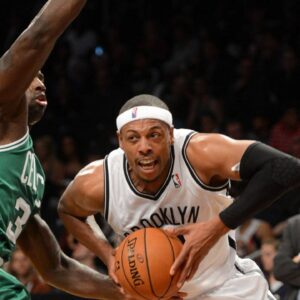 Paul Pierce (C) of Brooklyn Nets holds the ball during the 2013-2014 NBA Basketball Herren USA pre-season match against Boston Celtics in New York, the United States, Oct. 15, 2013. Brooklyn Nets won the match 82-80.