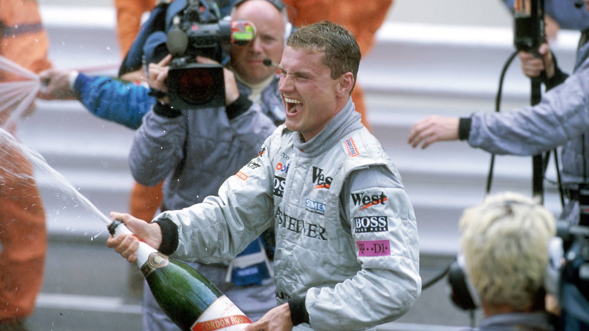 Siegerehrung GP Monaco 2000: Sieger David Coulthard (Schottland McLaren Mercedes) verspritzt Champagner Motorsport Grand Prix Herren Großer Preis von Monte Carlo 2000