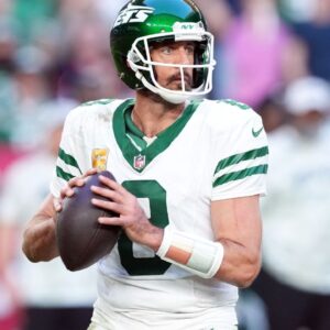 New York Jets quarterback Aaron Rodgers (8) passes against the Arizona Cardinals during the second half at State Farm Stadium.