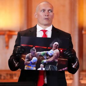 Sport Themen der Woche KW43 Sport Bilder des Tages Tyson Fury v Oleksandr Usyk - press conference, PK, Pressekonferenz - Guildhall - London Oleksandr Usyk holds a signed photo of his previous fight against Tyson Fury during a press conference at the Guildhall, London. Picture date: Wednesday October 23, 2024. Use subject to restrictions. Editorial use only, no commercial use without prior consent from rights holder. PUBLICATIONxNOTxINxUKxIRL Copyright: xZacxGoodwinx 77930877