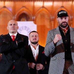 Tyson Fury v Oleksandr Usyk - press conference, PK, Pressekonferenz - Guildhall - London Tyson Fury (right) and Oleksandr Usyk pose for photos during a press conference at the Guildhall, London. Picture date: Wednesday October 23, 2024. Use subject to restrictions. Editorial use only, no commercial use without prior consent from rights holder. PUBLICATIONxNOTxINxUKxIRL Copyright: xZacxGoodwinx 77930923