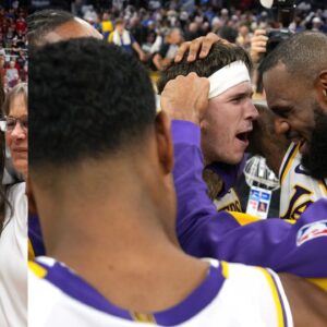 Chiney Ogwumike (L), Los Angeles Lakers (R)