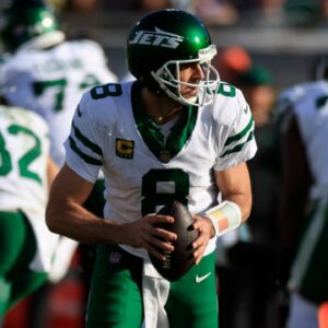 New York Jets quarterback Aaron Rodgers (8) looks to pass during the fourth quarter Sunday, Dec. 15, 2024 at EverBank Stadium in Jacksonville, Fla. The Jets held off the Jaguars 32-25.