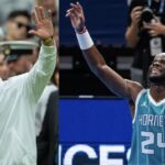 Carlos Alcaraz (L) and Frances Tiafoe (R).