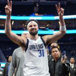 Dallas Mavericks guard Klay Thompson (31) gestures while walking off of the court after defeating the Golden State Warriors at Chase Center.