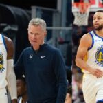Steve Kerr and Jonathan Kuminga (L) and Stephen Curry (R)