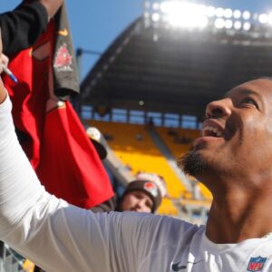 Cleveland Browns quarterback Jameis Winston (5) greets fans after warm-ups against the Pittsburgh Steelers at Acrisure Stadium.