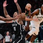 Giannis Antetokounmpo (L) and Khris Middleton (R)