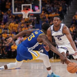 Draymond Green (L) and De'Aaron Fox (R)