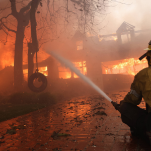 January 8, 2025, Los Angeles, California, USA: A firefighter battles a home in flames in Pacific Palisades during the second day of the Palisades fire which has burned more than 15,000 acres and destroyed at least 1,000 structures Los Angeles USA - ZUMAa01_ 20250108_zaf_a01_003 Copyright: xJonathanxAlcornx