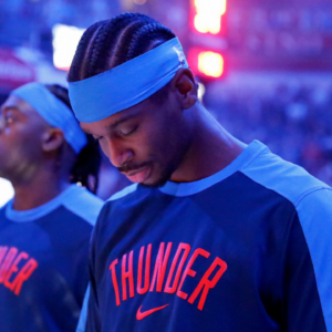 Shai Gilgeous-Alexander (R).