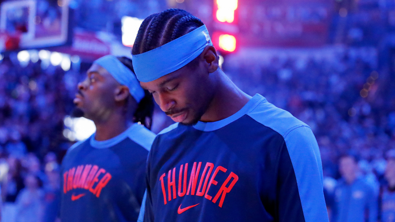 Shai Gilgeous-Alexander (R).