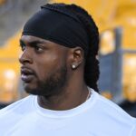 New York Jets wide receiver Davante Adams (17) takes the field for warms up for a game against the Pittsburgh Steelers at Acrisure Stadium.