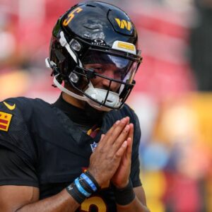 Washington Commanders quarterback Jayden Daniels (5) warms up before the NFL, American Football Herren, USA game between the Tennessee Titans and the Washington Commanders in Landover