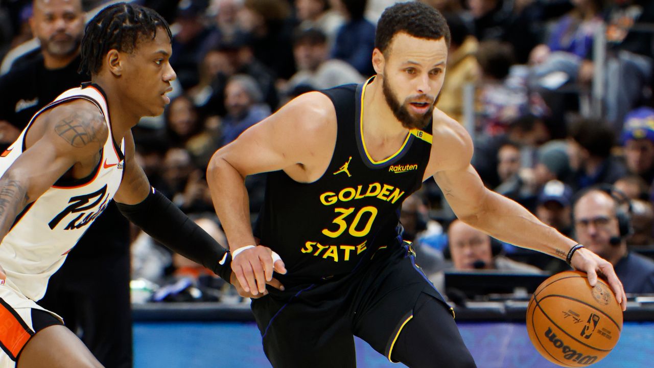 Golden State Warriors guard Stephen Curry (30) dribbles against Detroit Pistons guard Marcus Sasser (25) in the second half at Little Caesars Arena.