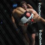 Ben Askren (Back) of the United States fights against Malaysia s Agilan Thani during the ONE Men s Welterweight Championship at Singapore Indoor Stadium in Singapore, on May 26, 2017. Ben Askren won the match. ) (SP)SINGAPORE-MIXED MARTIAL ART-ONE CHAMPIONSHIP ThenxChihxWey PUBLICATIONxNOTxINxCHN