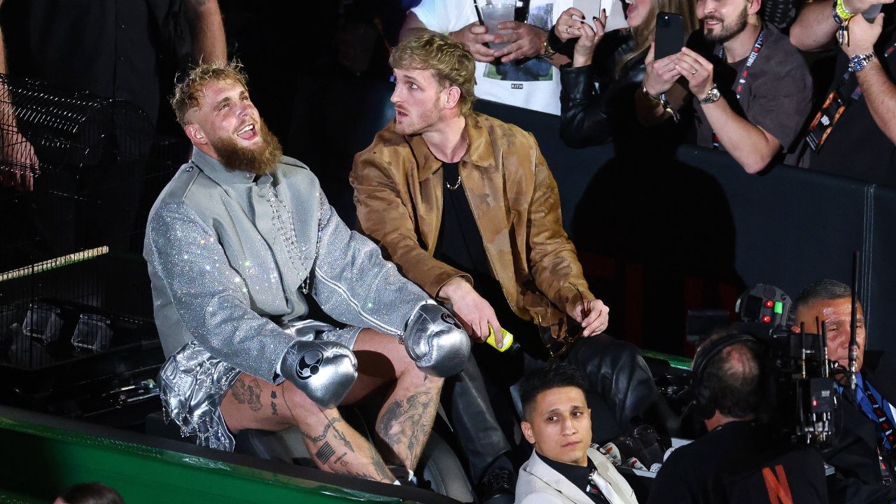 Netflix & Most Valuable Promotions Boxing Event Fight Night, AT&T Stadium, Arlington, Texas, United States 15 11 2024 Mike Tyson vs Jake Paul Jake Paul makes his entrance with his brother Logan Jake Paul makes his entrance with his brother Logan 15 11 2024 PUBLICATIONxNOTxINxUKxIRLxFRAxNZL Copyright: x INPHO EdxMulhollandx EM2_5542