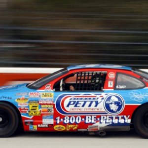 KRT SPORTS STORY SLUGGED: AUTO-PETTYDRIVE KRT PHOTOGRAPH BY GARY W. GREEN ORLANDO SENTINEL (MIAMI OUT) (February 3) Dave Williams, operations manager for the Richard Petty Driving Experience at Walt Disney World, drives a car around the track in Lake Buena Vista, Florida, on Thursday, December 23, 2004. (mvw) 2005 LAKE BUENA VISTA FL USA EDITORIAL USE ONLY Copyright: xx 1014277 GARYxW.xGREENx krtphotoslive161295