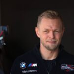Kevin Magnussen (DEN) BMW M Hybrid V8 24 während eines Interviews, ROAR Test für die Rolex 24 Stunden von Daytona, Daytona International Speedway, Florida, USA IMSA Rennserie, BMW M Team RLL, 17.01.2025