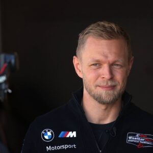 Kevin Magnussen (DEN) BMW M Hybrid V8 24 während eines Interviews, ROAR Test für die Rolex 24 Stunden von Daytona, Daytona International Speedway, Florida, USA IMSA Rennserie, BMW M Team RLL, 17.01.2025