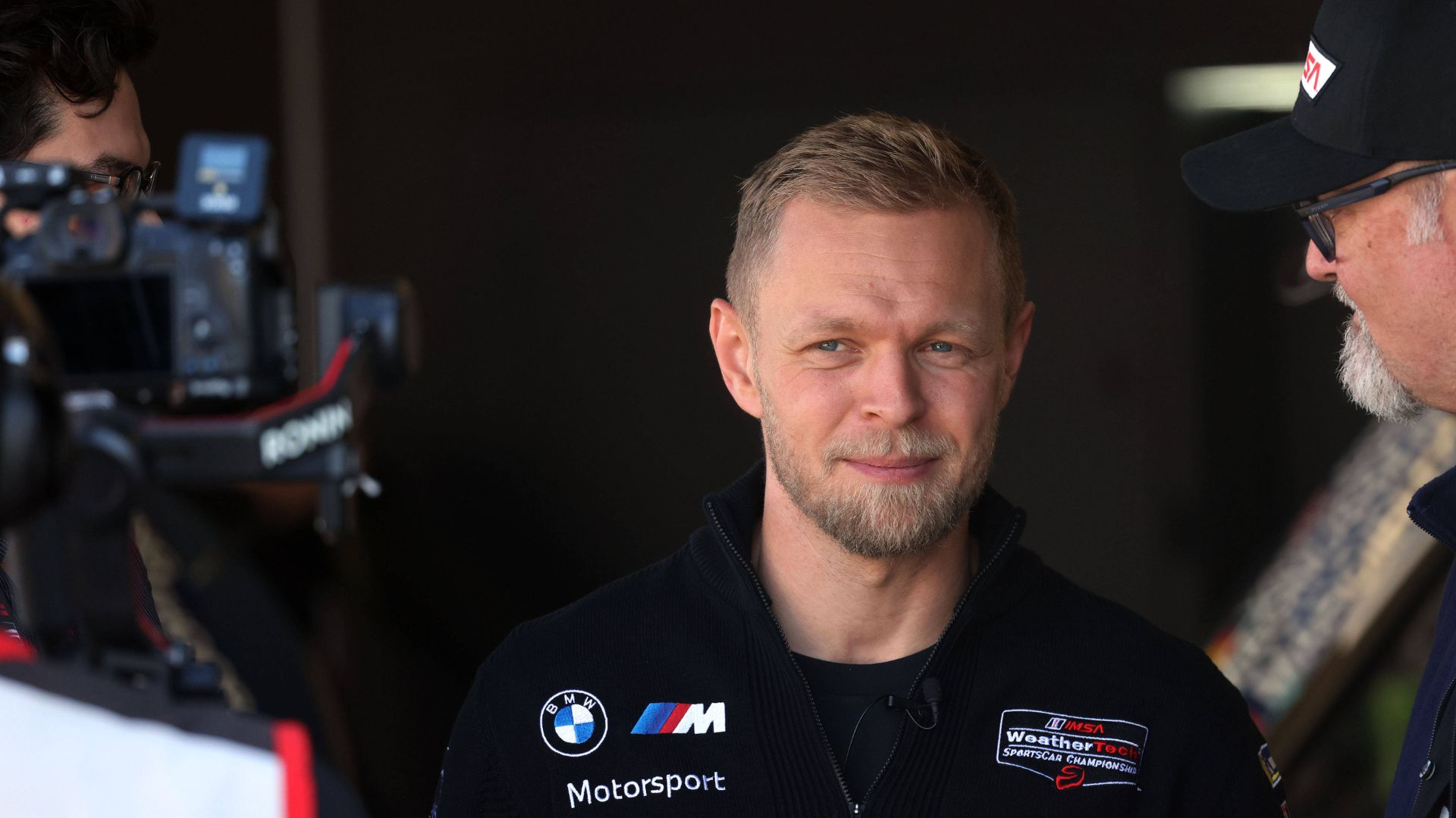 Kevin Magnussen (DEN) BMW M Hybrid V8 24 während eines Interviews, ROAR Test für die Rolex 24 Stunden von Daytona, Daytona International Speedway, Florida, USA IMSA Rennserie, BMW M Team RLL, 17.01.2025