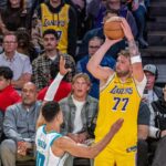 NBA, Basketball Herren, USA basketball game Hornets VS Lakers Los Angeles Lakers Luka Doncic 77 shoots against Charlotte Hornets Josh Green 10 during an NBA basketball game at Crypto.com Arena.