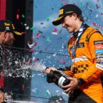 Oscar Piastri (McLaren Formula 1 Team, Australien, 81) jubelt mit Champagner und Lewis Hamilton (Mercedes AMG Petronas Formula One Team, Großbritannien, 44)