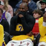 LeBron James injury vs Hornets