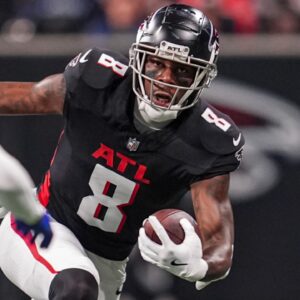 Nov 3, 2024; Atlanta, Georgia, USA; Atlanta Falcons tight end Kyle Pitts (8) runs after a catch against the Dallas Cowboys during the second half at Mercedes-Benz Stadium.