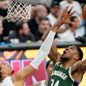 Giannis Antetokounmpo NBA: Milwaukee Bucks at San Antonio Spurs