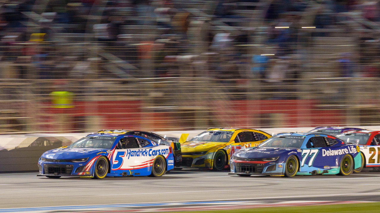 Kyle Larson (5) fights for position during the final laps at Atlanta Motor Speedway.
