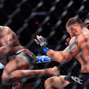 El campeoÂ³n de peso pesado de UFC, Jon Jones (izq.), patea a su rival Stipe Miocic (der.) durante su pelea por el toÂ­tulo de peso pesado de UFC 309 en el Madison Square Garden de Nueva York.