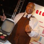 George Foreman (USA) bei der Markeneinführung seines Labels - hier präsentiert er seine Large Lean Mean Grilling Machine, zur fettarmen Zubereitung von Fleisch Boxen Herren Werbeveranstaltung 2002, Public Relations,