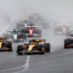 AUSTRALIAN GRAND PRIX 2025 04 NORRIS Lando (gbr), McLaren F1 Team MCL39, 81 PIASTRI Oscar (aus), McLaren F1 Team MCL39, 01 VERSTAPPEN Max (nld), Red Bull Racing RB21, action, start of the race