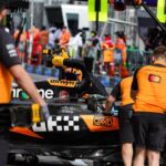 81 PIASTRI Oscar (aus), McLaren F1 Team MCL39, action pitstop during the Formula 1 Louis Vuitton Australian Grand Prix 2025, 1st round of the 2025 FIA Formula One World Championship, WM, Weltmeisterschaft from March 14 to 16, 2025 on the Albert Park Grand Prix Circuit, in Melbourne, Australia