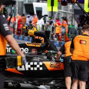 81 PIASTRI Oscar (aus), McLaren F1 Team MCL39, action pitstop during the Formula 1 Louis Vuitton Australian Grand Prix 2025, 1st round of the 2025 FIA Formula One World Championship, WM, Weltmeisterschaft from March 14 to 16, 2025 on the Albert Park Grand Prix Circuit, in Melbourne, Australia
