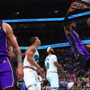 Los Angeles Lakers forward LeBron James (23) dunks during the second quarter against the Memphis Grizzlies at FedExForum