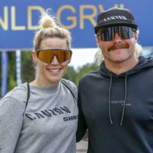 Finnish Formula 1 driver Valtteri Bottas (R) and Tiffany Cromwell pose during the FNLD GRVL gravel race event in Lahti, Finland, on June 14, 2024