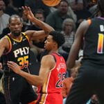 Phoenix Suns forward Kevin Durant (35) passes the ball by New Orleans Pelicans guard Trey Murphy III (25) to Phoenix Suns center Bol Bol (11) during the first half at Footprint Center.