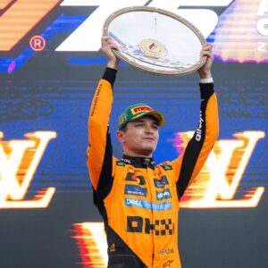 Lando Norris (McLaren Formula 1 Team, 04) jubelt bei der Siegerehrung auf dem Podium mit Pokal ueber den Sieg, AUS, Formel 1 Weltmeisterschaft, Luis Vuitton Grand Prix von Australien, Albert Park Circuit Melbourne, Rennen, Saison 2025, 16.03.2025