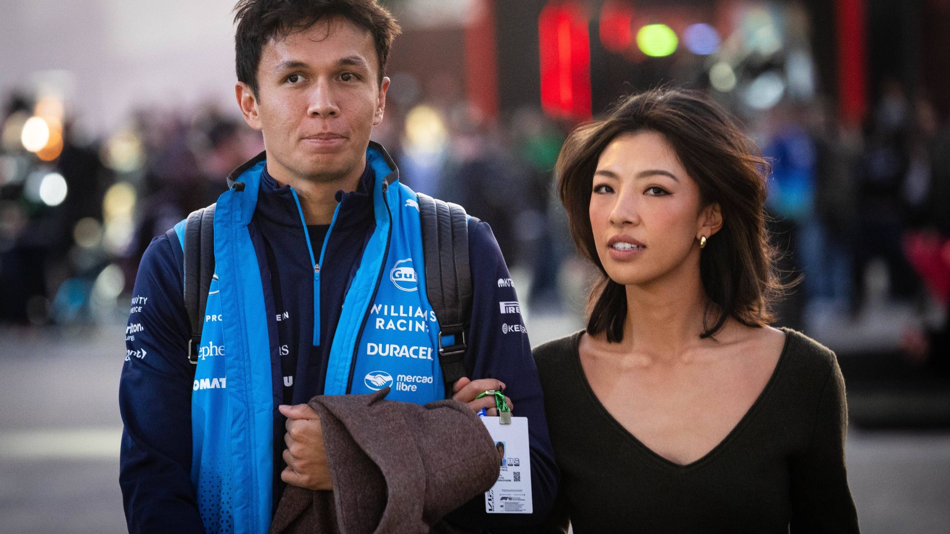 Alex Albon (THA, Williams Racing 23) und seine Freundin, die Profi-Golferin Muni Lily He. USA, Formel 1 Weltmeisterschaft, Grand Prix von Las Vegas, Las Vegas Strip Circuit, 22.11.2024 USA