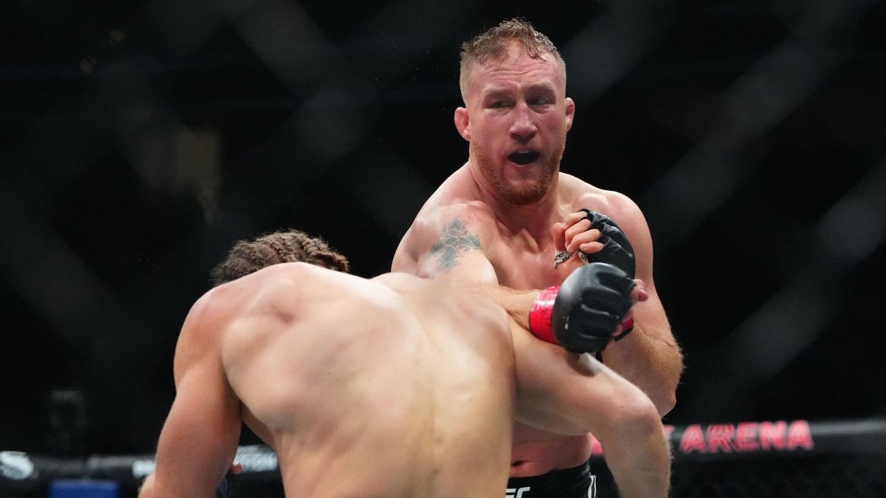 ustin Gaethje (red gloves) fights Rafael Fiziev (blue gloves) during UFC 313 at T-Mobile Arena.