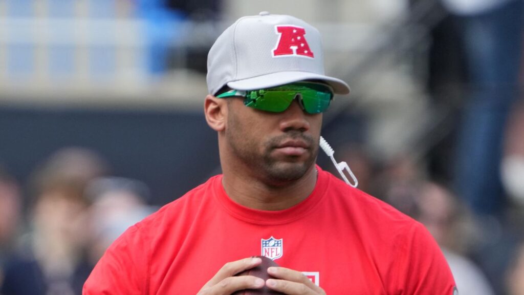 Pittsburgh Steelers quarterback Russell Wilson (3) throws the ball during AFC Practice for the Pro Bowl Games at Camping World Stadium.