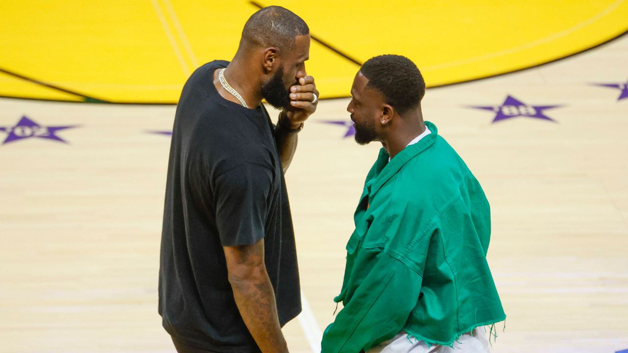 Los Angeles Lakers LeBron James 23 talks with former NBA, Basketball Herren, USA star Dwyane Wade during an NBA basketball game against the Portland Trail Blazers at Crypto.com Arena, Sunday, Nov. 12, 2023, in Los Angeles