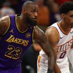 Los Angeles Lakers forward LeBron James (23) against Phoenix Suns forward Ryan Dunn (0) at Footprint Center.