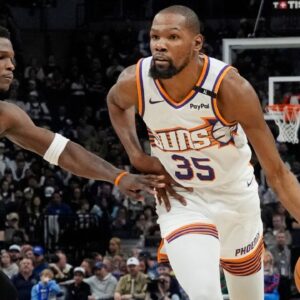 Kevin Durant brings the ball up versus Timberwolves