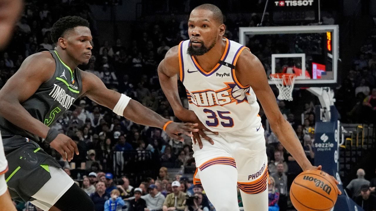 Kevin Durant brings the ball up versus Timberwolves