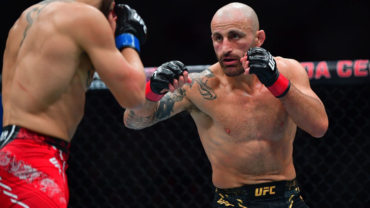 Alexander Volkanovski fights against Ilia Topuria during UFC 298 at Honda Center.