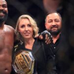 El campeoÂ³n de peso pesado de UFC, Jon Jones, con su prometida Jessie Moses, celebra su victoria por nocaut to cnico contra el retador Stipe Miocic durante su pelea por el toÂ­tulo de peso pesado de UFC 309
